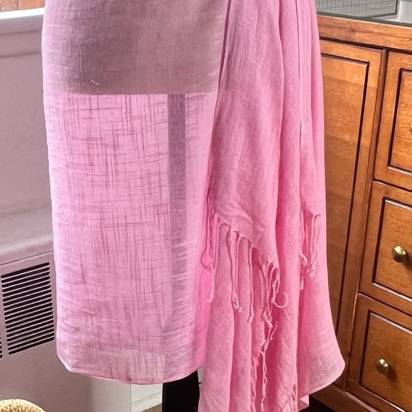 💯 % Linen Baby Pink Shawl With Playful Tassels - Picture 8 of 12